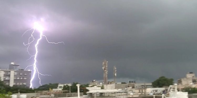 આકાશીય વીજળીથી બચવાના આ છે પગલાઓ