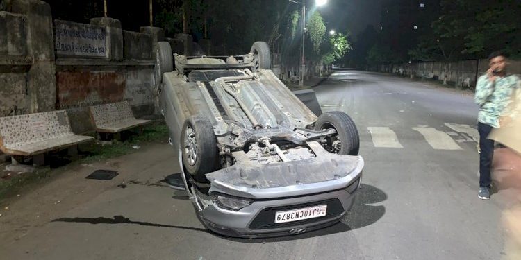 જામનગરના ડીકેવી સર્કલ પાસે ગાડીની ગુલાટ