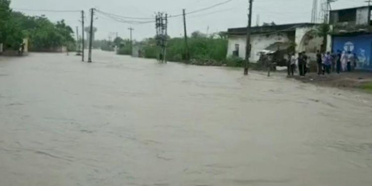 રાજ્યના 20 જીલ્લામાં યેલો એલર્ટ, 6માં ઓરેન્જ તો રાજ્યમાં 142 રસ્તાઓ થયા બંધ