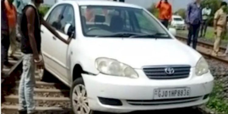 જયારે રેલ્વે ટ્રેક પર ફસાઈ ગઈ કાર