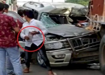 દારૂ ભરેલી કારનો ટ્રક સાથે અકસ્માત યુવકને બચાવવાના બદલે લોકોએ કરી દારૂની લૂંટ કરી