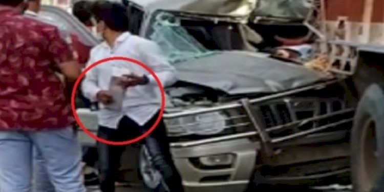 દારૂ ભરેલી કારનો ટ્રક સાથે અકસ્માત યુવકને બચાવવાના બદલે લોકોએ કરી દારૂની લૂંટ કરી