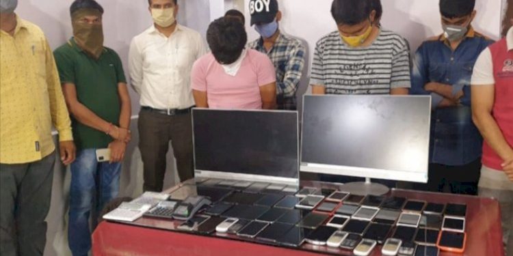 વધુ એક કોલ સેન્ટર પર પોલીસે માર્યો છાપો, 6 યુવતી સહિત 19ની ધરપકડ 