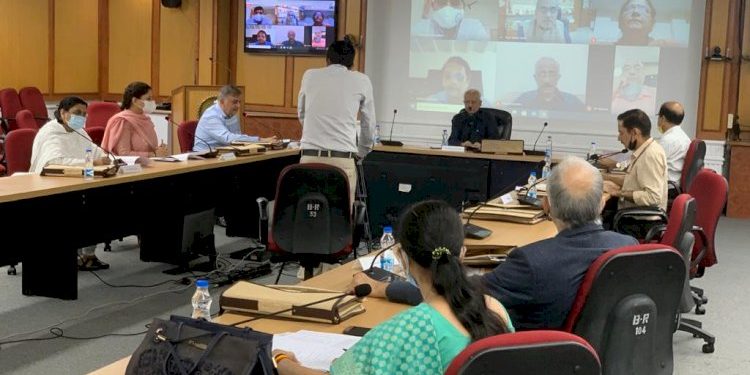 રાજકોટ એઇમ્સની નવી દિલ્હીમાં યોજાયેલી મીટીંગમાં ઉપસ્થિત રહેતા સાંસદ પૂનમબેન માડમ