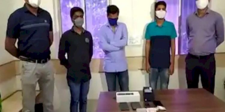 બજાજ ફાયનાન્સ ગ્રાહકોને છેતરનાર ટોળકી ઝડપાઈ