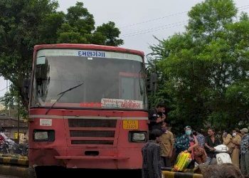 એસ.ટી.બસ ડીવાઈડર પર….