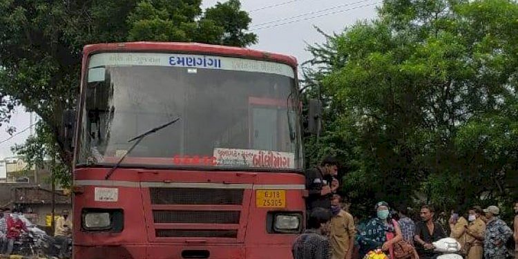 એસ.ટી.બસ ડીવાઈડર પર….