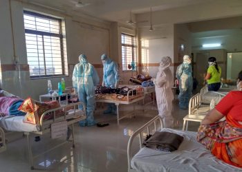 જયારે દ્વારકા કલેકટર ખુદ PPE કીટ પહેરી કોવીડ હોસ્પીટલમાં દર્દીઓને મળવા પહોચ્યા