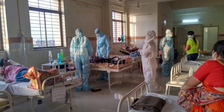 જયારે દ્વારકા કલેકટર ખુદ PPE કીટ પહેરી કોવીડ હોસ્પીટલમાં દર્દીઓને મળવા પહોચ્યા