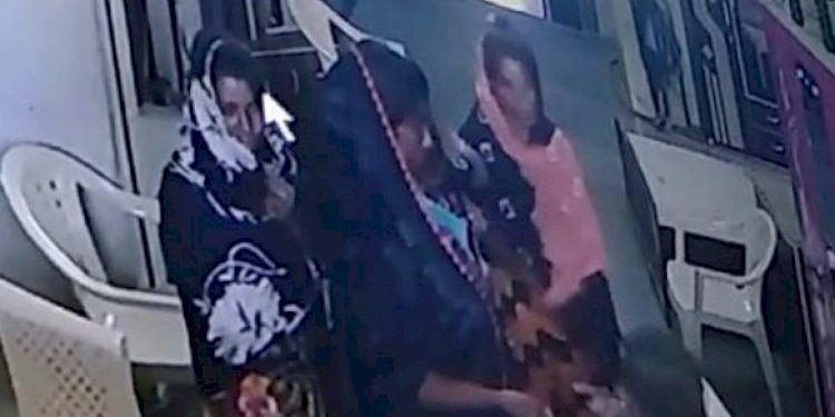 ખંભાળિયામાં ચોરી કરતી મહિલા ટોળકી સક્રિય, કેળાના ગોડાઉનમાંથી 50 હજારની ચોરી