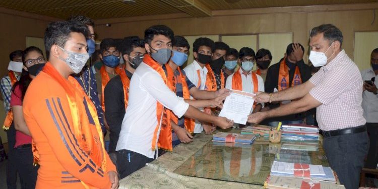 જામનગરની ગુજરાત આયુર્વેદ યુનિવર્સિટીના વિદ્યાર્થીના આપઘાત મામલે ABVP મેદાને