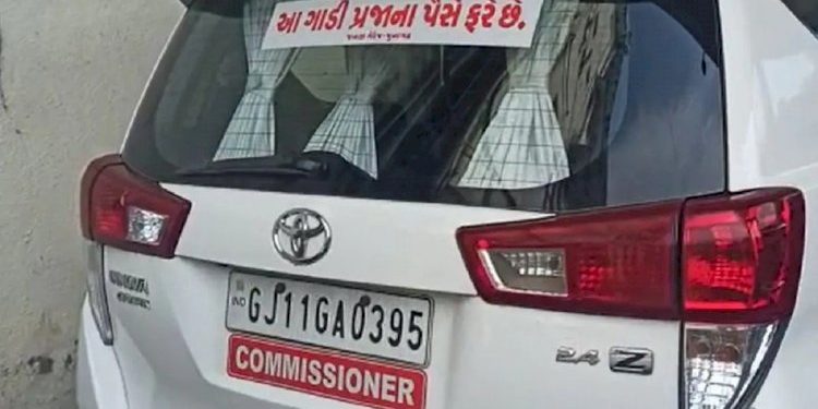 જયારે સરકારી કાર પર લાગ્યા સ્ટીકર કે “આ ગાડી પ્રજાના પૈસે જ ચાલે છે.”