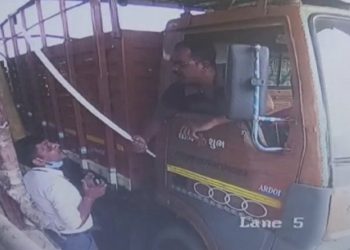 જયારે ટોલનાકા પર વાહનચાલકે કાઢી લીધી તલવાર…