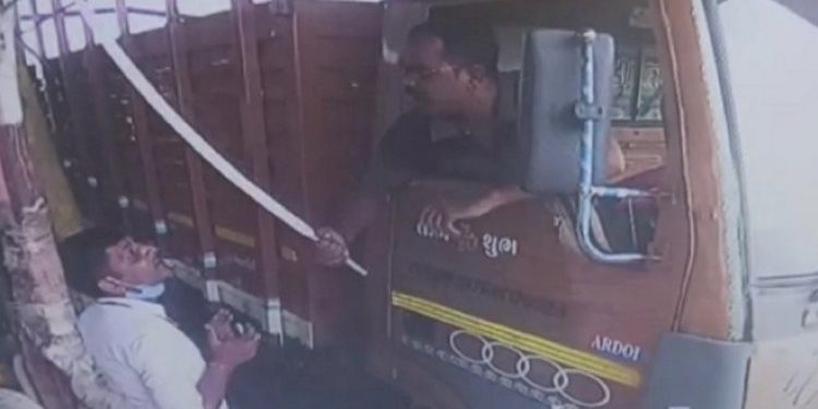 જયારે ટોલનાકા પર વાહનચાલકે કાઢી લીધી તલવાર…