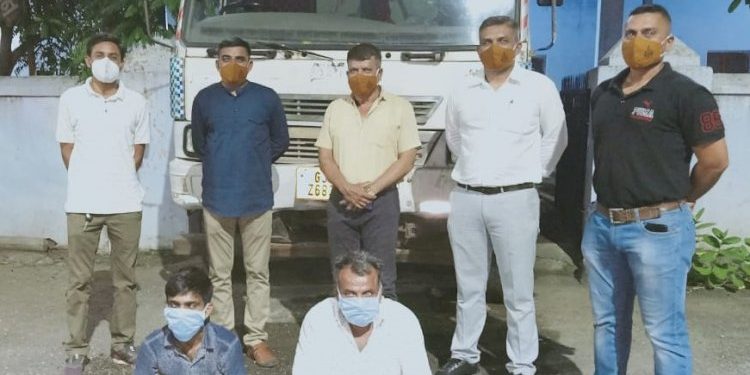 ટ્રકમાં સેન્ટીંગના સમાન નીચે છૂપાવી કરવામાં આવતી દારૂની હેરાફેરી રાજકોટ રેન્જ ટીમે ઝડપી પાડી