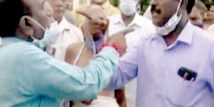 સાંસદ અને અપક્ષ કોર્પોરેટર જાહેરમાં જ સામસામે આવી ગયા