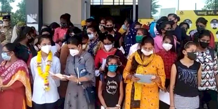 રાજકોટની દીકરીઓએ કહ્યું અમે અમારી રક્ષા જાતે કરીશું આપો હથિયારનું લાઇસન્સ