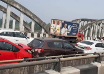 હાઈવે પર એક કારનું ટાયર ફાટતા પાંચ કાર વચ્ચે થઇ ટક્કર