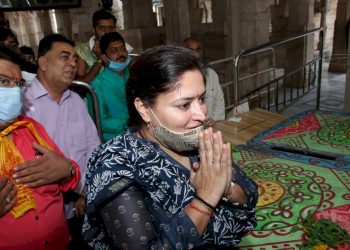 દ્વારકા જગતમંદિરમા પૂજન-અર્ચનનો લ્હાવો લેતા સાંસદ પૂનમબેન માડમ