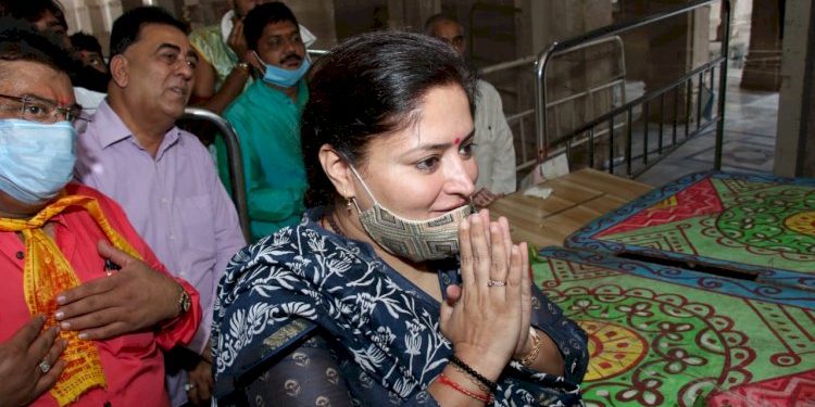 દ્વારકા જગતમંદિરમા પૂજન-અર્ચનનો લ્હાવો લેતા સાંસદ પૂનમબેન માડમ