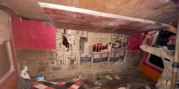 જુઓ ટ્રકમાં કઈ રીતે છુપાવવામાં આવી હતી 1092 બોટલ દારુ