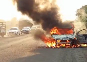 એલર્ટ:કાર સળગવાની વધી રહી છે ઘટનાઓ, 4 લોકો માંડ બચ્યા