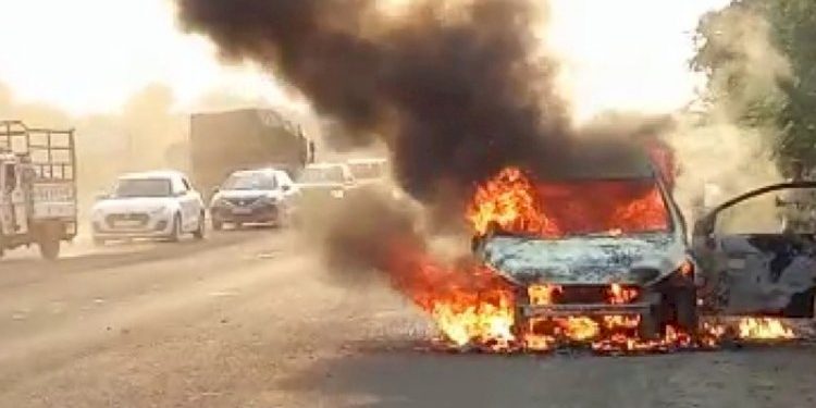 એલર્ટ:કાર સળગવાની વધી રહી છે ઘટનાઓ, 4 લોકો માંડ બચ્યા