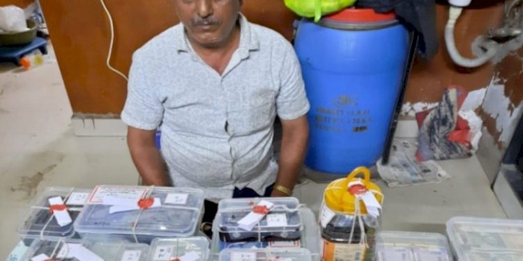 કરિયાણાની દુકાનની આડમાં અફીણનો ધંધો કરતો વેપારી પકડાયો