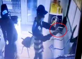 અ..સલામત ગુજરાત…દિનદહાડે ફાયનાન્સ કંપનીમાં બંદુક સાથે ઘુસેલા લુંટારાઓએ કરોડોના દાગીના રોકડ સહિતની લુંટ કરી ફરાર