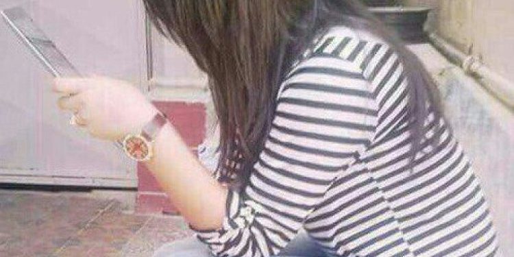 રિદ્ધિ મોબાઈલ પર મેસેજ અને કોલથી વાતચીત કરતી હોવાની જાણ તેના ભાઈને થઇ જતા..