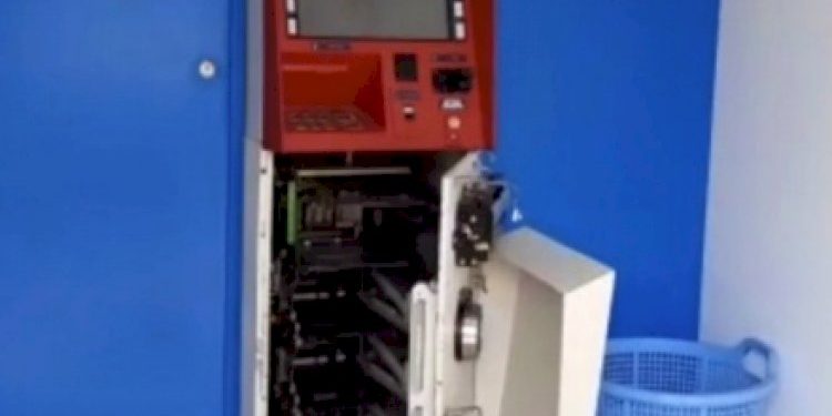 પોલીસને પડકાર ફેકતા તસ્કરો ATM તોડી 12.56 લાખની ચોરી