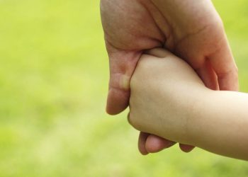 મારે બાળક દત્તક લેવું છે: પણ ક્યાંથી, કેવી રીતે?