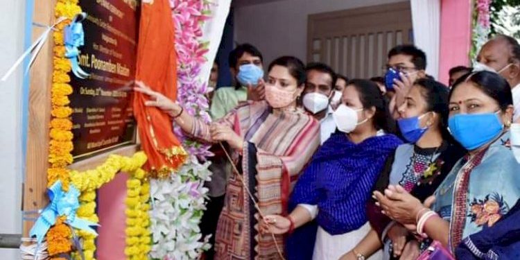 જામખંભાળીયામા અદ્યતન ગાર્ડનનુ લોકાર્પણ કરતા સાંસદ પૂનમબેન માડમ