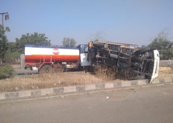 પેટ્રોલ ભરેલ ટેન્કર અને પીકઅપ વાન વચ્ચે અકસ્માત