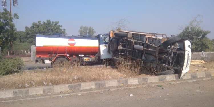 પેટ્રોલ ભરેલ ટેન્કર અને પીકઅપ વાન વચ્ચે અકસ્માત