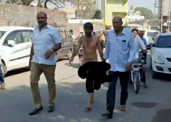 ખંભાળિયા:યુવકને નગ્નઅવસ્થામાં બજારોમાં ફેરવવાનો મામલો, રેલો પોલીસ સુધી પહોચ્યો અને થઇ આ કાર્યવાહી
