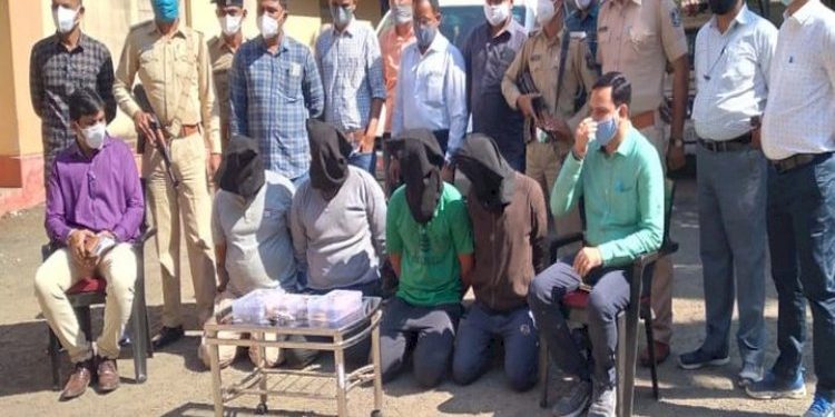 પોરબંદર સહિત રાજ્યભરમાં લોકો સાથે ઠગાઈ કરતી ગેંગના 4 શખ્સો ઝડપાયા