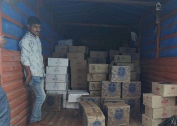 ફ્રુટના બોક્સની પાછળ છુપાવેલ દારૂ પોલીસે ચેકિંગ દરમિયાન ઝડપી પાડ્યો