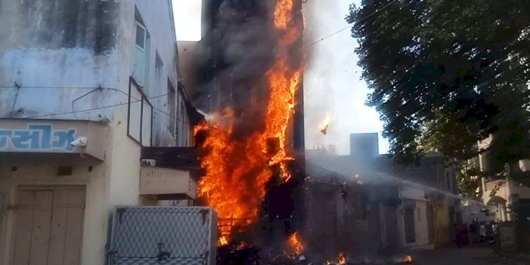 દ્વારકા:ખાનગી હોસ્પીટલમાં આગ ભભૂકી ઉઠી, સદનસીબે જાનહાની નહી