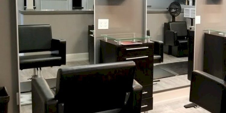 લેડીઝ બ્યુટીપાર્લરમાં યુવક યુવતીનો ડ્રેસ પહેરીને ઘુસી ગયો…