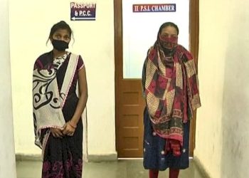 મહિલા પોલીસ અને મહિલા આયોગના અધિકારી હોવાની ઓળખ આપી આ બન્ને મહિલાઓ…