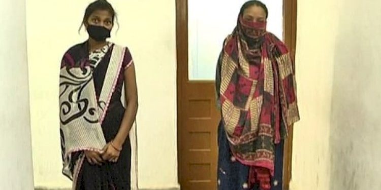 મહિલા પોલીસ અને મહિલા આયોગના અધિકારી હોવાની ઓળખ આપી આ બન્ને મહિલાઓ…