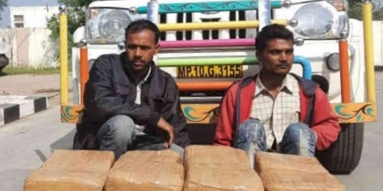 પોલીસે પીકઅપ વાહન અટકાવી કરી તપાસ તો અંદરથી નીકળી પડ્યો નશાનો સામાન