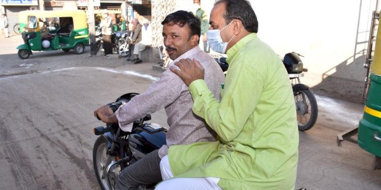 કાર્યકર્તાના સ્કુટરમા મંત્રીએ લીધી લીફ્ટ, હકુભાની વધુ એક વખત જોવા મળી સાદગી