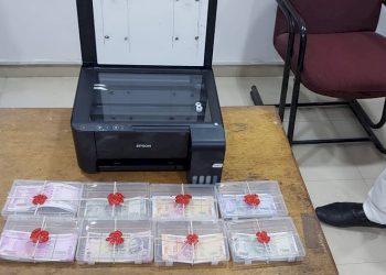 શખ્સ ઘરે એકાંતમાં બેસી અને 50, 100, 200, 500, 2000 ની નકલી નોટો છાપતો હતો