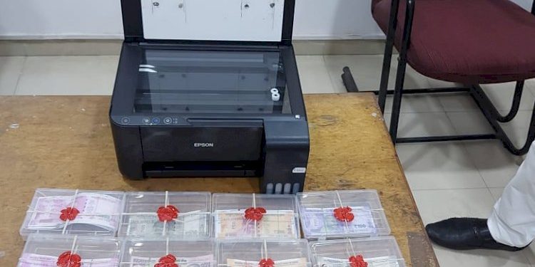 શખ્સ ઘરે એકાંતમાં બેસી અને 50, 100, 200, 500, 2000 ની નકલી નોટો છાપતો હતો