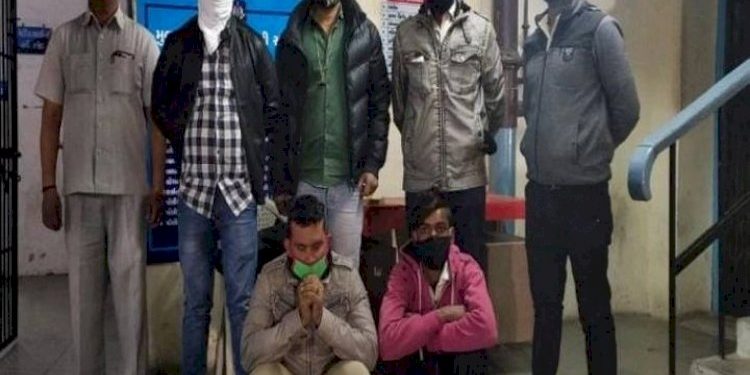 પોલીસનો ડ્રેસ પહેરી ઉઘરાવતા હતા માસ્કનો દંડ અને આવી સાચી પોલીસ