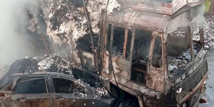 કપાસ ભરેલ ટ્રક અને કાર વચ્ચે અકસ્માત બાદ લાગી ભીષણ આગ, 3 મહિલાના મોત
