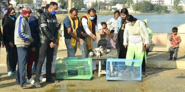 કર્મા એજ્યુકેશન દ્વારા રાજ્યમંત્રીના હસ્તે 50 પક્ષીઓને મુક્ત કરાવવામાં આવ્યા