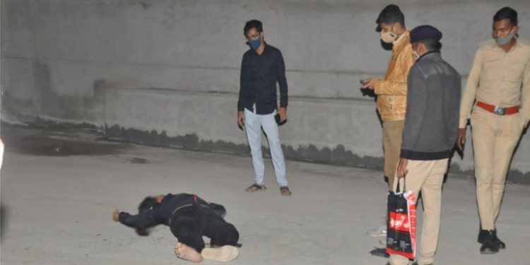 પત્નીને વોચમેન સાથેના  પ્રેમએ પતિને મરી જવા મજબુર કર્યો…